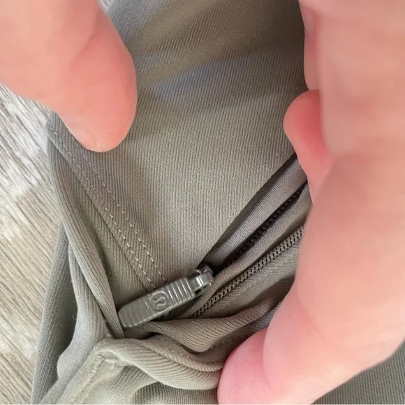 Lululemon pant size 4 - Picture 8 of 10